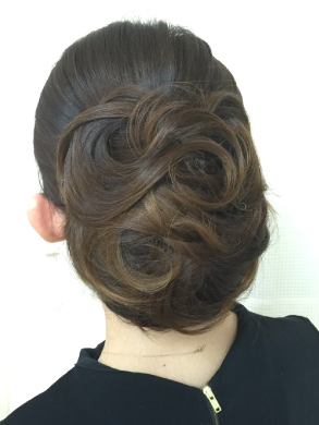 ボリュームしっかりシニヨン